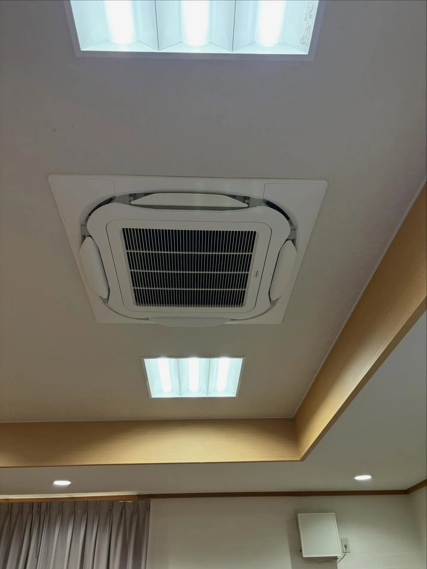 業務用4方向カセットエアコンの更新工事🔧✨